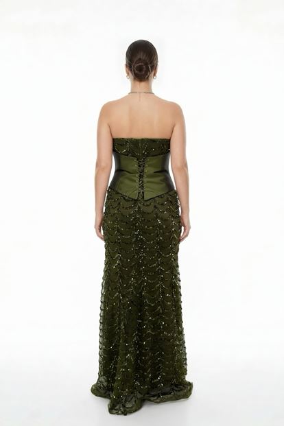 فستان سهرة كبير الحجم بلون الكاكي مزين بالترتر بتصميم الكورسيه